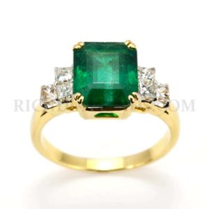 18YG Emerald And Diamonds Ring